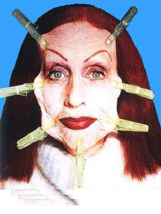 Foto Divertente: Donna che si tira la pelle usando delle mollette
