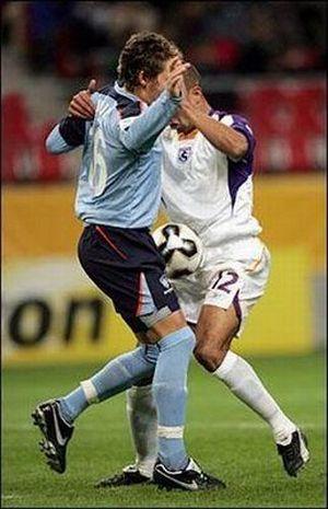Foto Divertente: Due calciatori che sembrano ballare