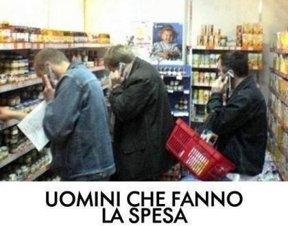 Uomini che fanno la spesa parlando al cellulare