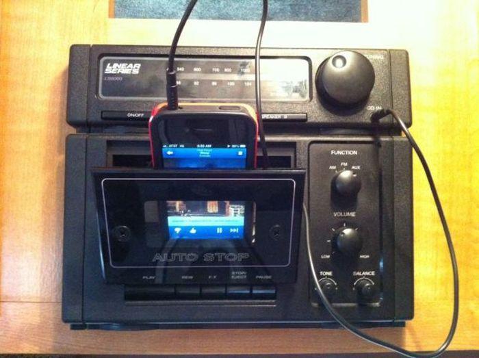 Foto Divertente: Inserire il telefono nello stereo per ascoltare musica