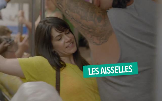 Foto Divertente: Donna in metro con viso davanti ad ascella di un uomo