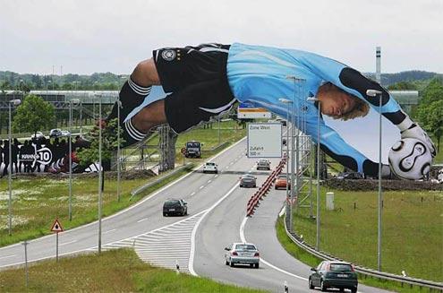 Foto Divertente: Cartellone pubblicitario a forma di portiere
