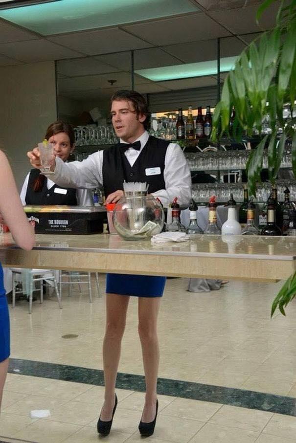 Foto Divertente: Barista dietro al bancone a forma di gambe da donna!