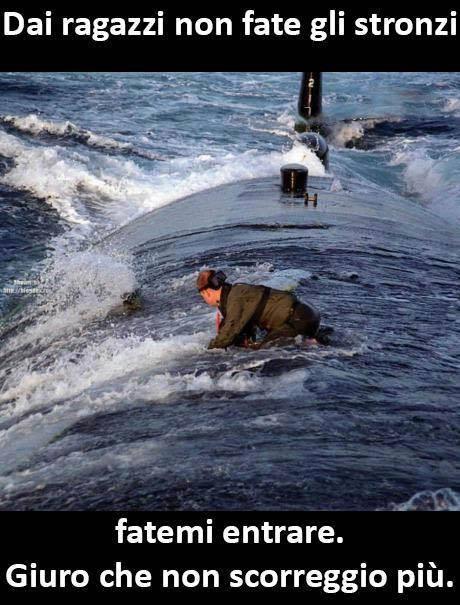 Foto Divertente: Uomo fuori dal sottomarino che cerca di rientrare