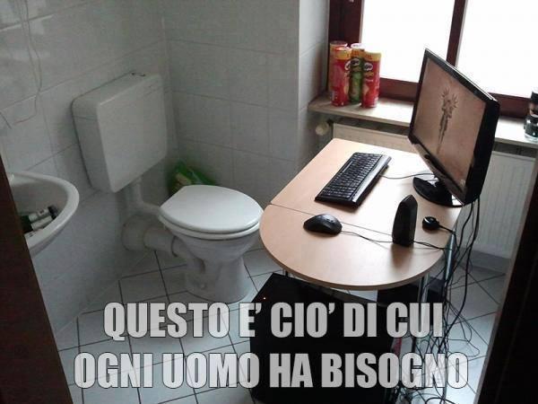 Foto Divertente: Un bagno con scrivania e pc!