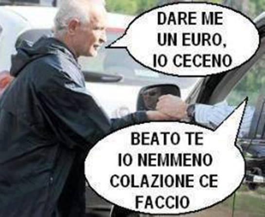 Foto Divertente: Uomo chiede elemosina ad un auomobilista