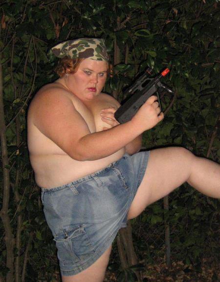 Foto Divertente: Donna obesa vestita da spia