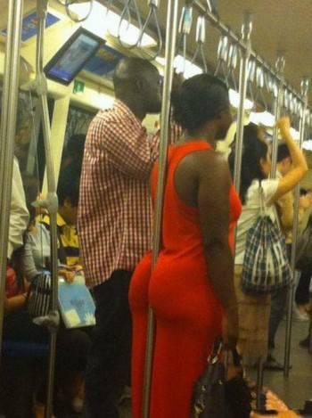 Foto Divertente: Donna appoggiata al palo in metropolitana