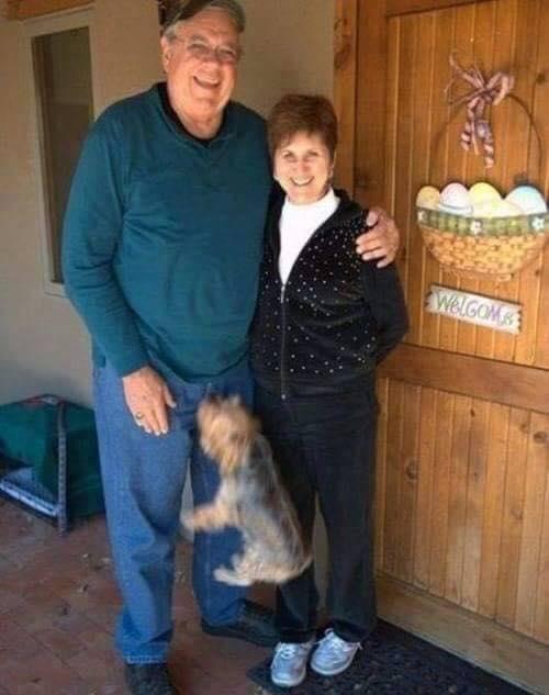 Foto Divertente: Cane che morde le parti intime del padrone mentre è in posa!