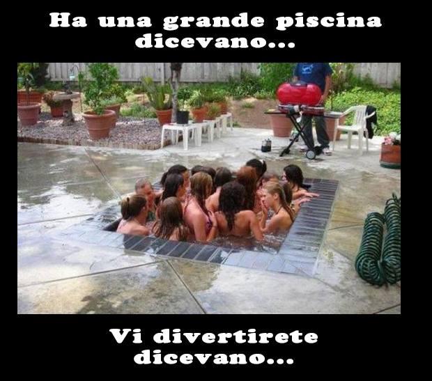 Foto Divertente: Ragazzi in una piscina troppo piccola