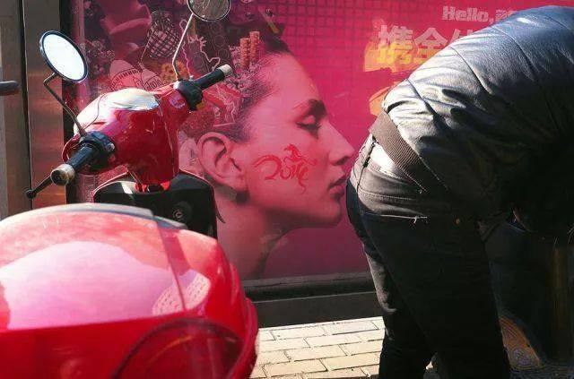 Cartellone pubblicitario vicino al sedere di un ragazzo