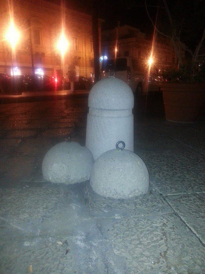 Pilastri messi in modo ambiguo in una piazza