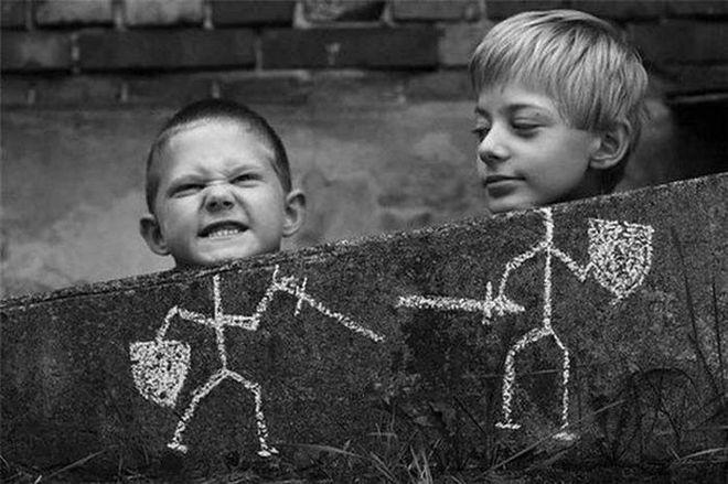 Foto Divertente: Faccia di bambini su corpo disegnato sul muro