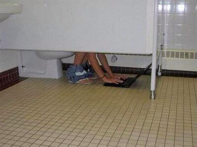 In bagno con pc appoggiato su pavimento