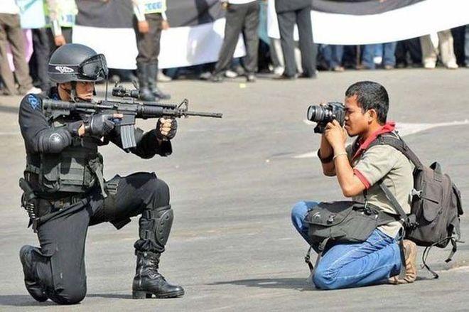 Foto ad un militare con un mitra