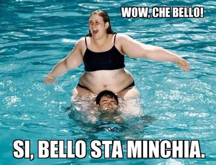 Foto Divertente: Donna obesa che sale sulle spalle del suo fidanzato