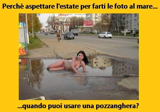 Foto Divertente: Ragazza che si fa fotografare dentro ad una pozzanghera