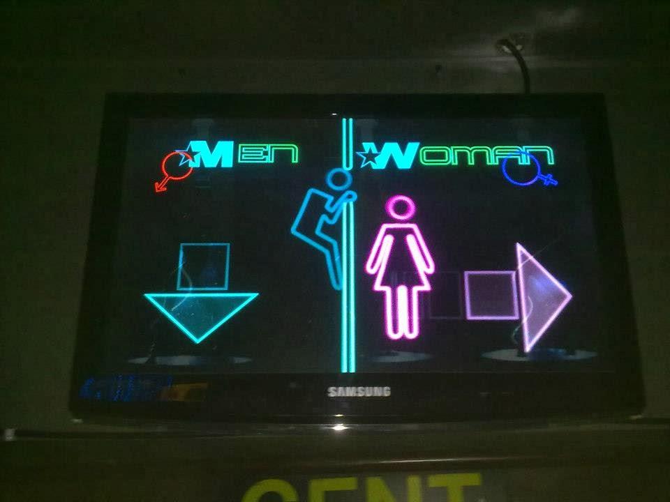 Indicazione per il wc dove l'uomo sbircia da muro