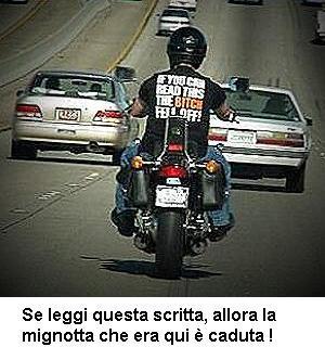 Motociclista che indossa una maglietta con scritta