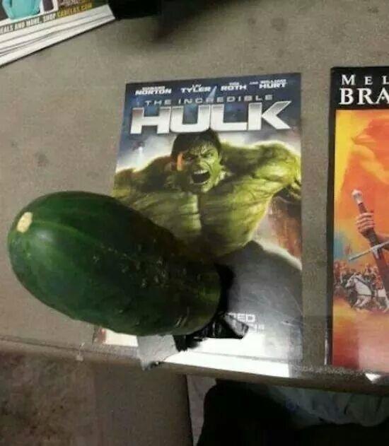 Hulk con un cetriolo nelle parti intime