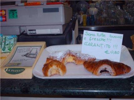 Foto Divertente: Cornetti esposti in un bar già morsicati