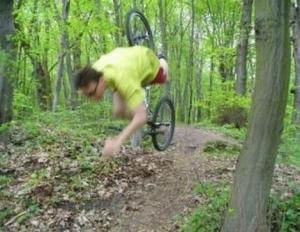 Foto Divertente: Uomo che cade dalla bicicletta