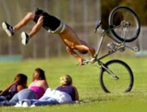 Foto Divertente: Uomo che cade dalla bicicletta e vola sulle persone