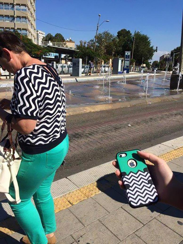 Foto Divertente: Donna vestita come la cover del cellulare