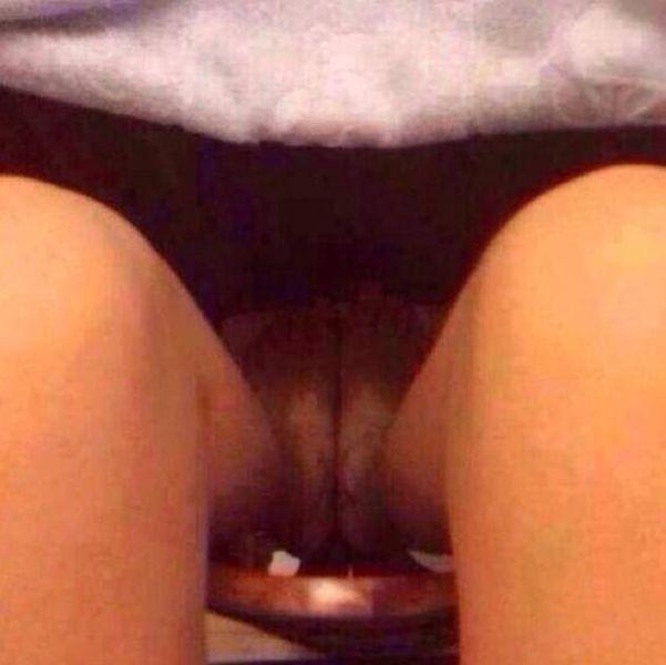 Foto Divertente: Piedini incastrati tra le gambe che possono essere fraintesi