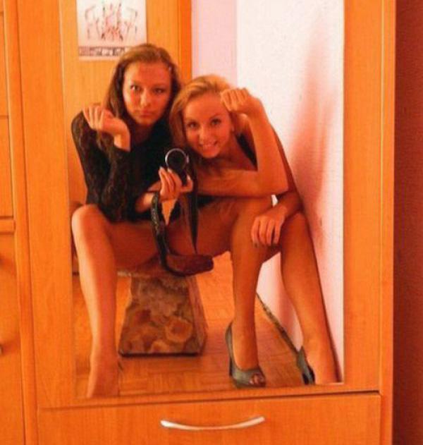 Foto Divertente: Ragazze sedute davanti allo specchio..ma non è come sembra