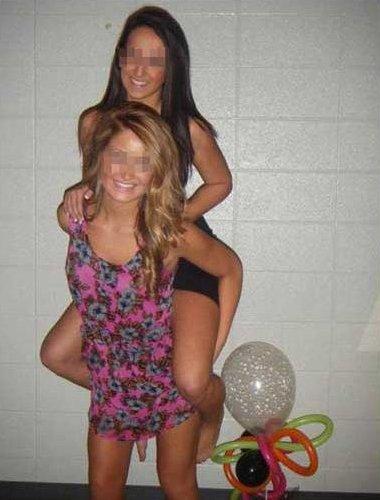 Foto Divertente: Due ragazze e un piede messo in posizione imbarazzante!