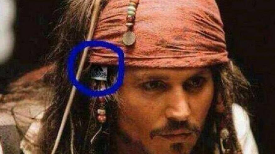 Foto Divertente: Brad Pitt con bandana in cui si vede l'etichetta