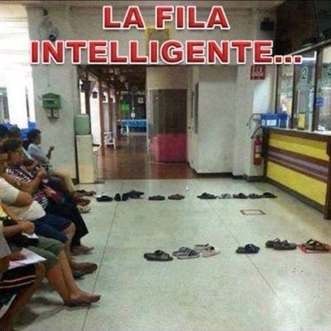 Foto Divertente: Fila in ufficio fatta con le ciabatte