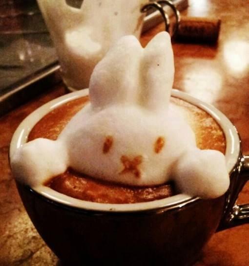 Foto Divertente: Coniglio fatto di latte dentro tazza del caffè