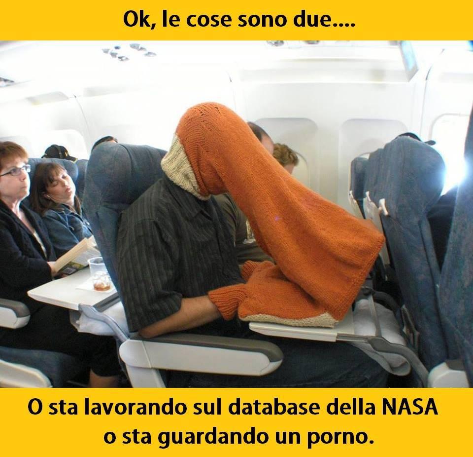 Foto Divertente: Uomo seduto in aereo con cappuccio in viso
