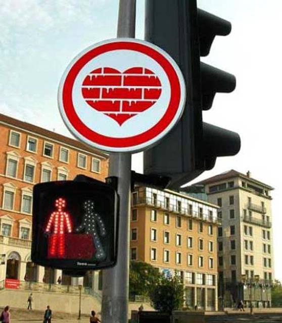 Semaforo per innamorati con cartello a forma di cuore