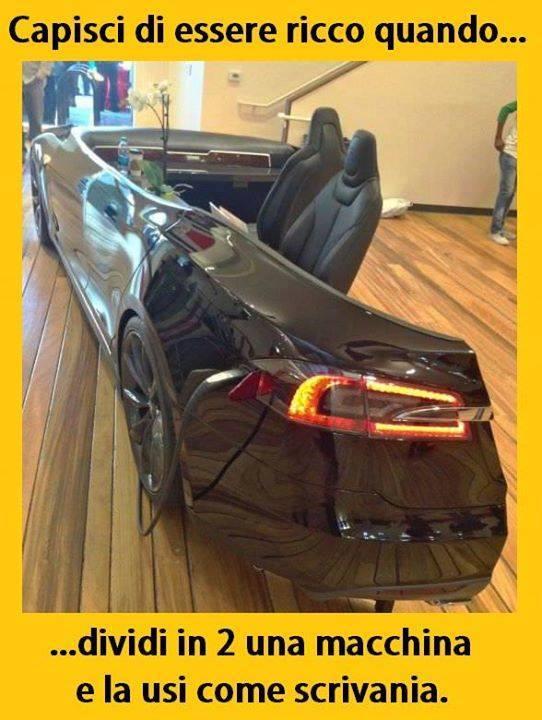 Auto divisa in due e usata come scrivania