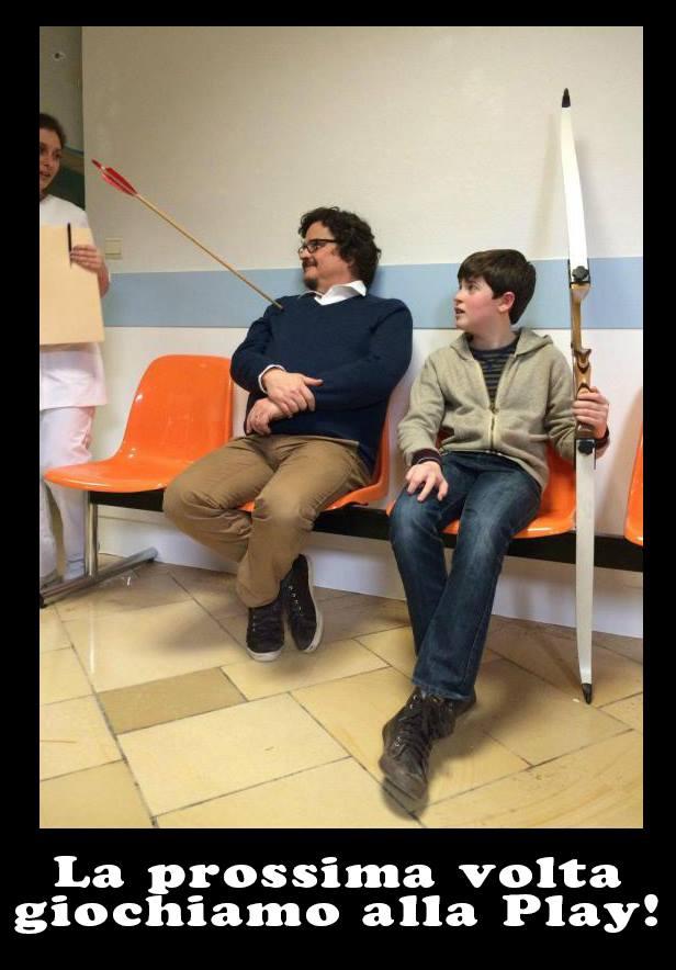 Foto Divertente: Padre e figlio in ospedale per un gioco con l'arco pericoloso!