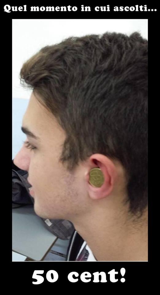 Foto Divertente: Ragazzo con 50 centesimi nell'orecchio