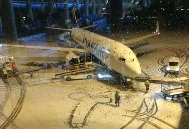 Foto Divertente: Forma imbarazzante sulla pista dell'aeroporto innevato