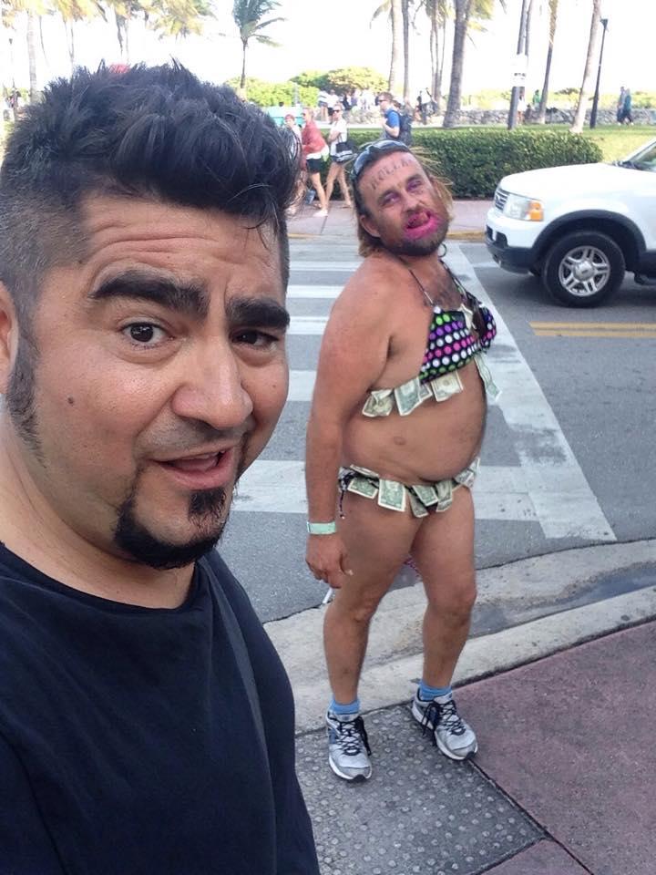 Foto Divertente: Selfie con un uomo travestito da donna in posa sensuale 