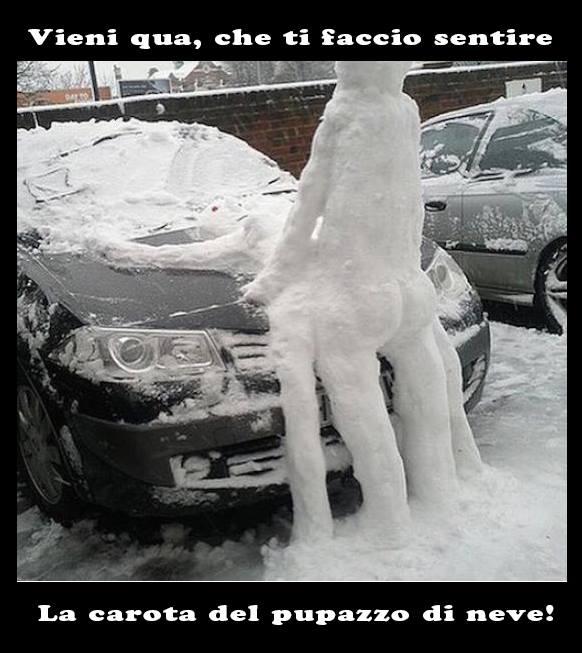 Foto Divertente: Pupazzi di neve in posizione imbarazzante su un'auto