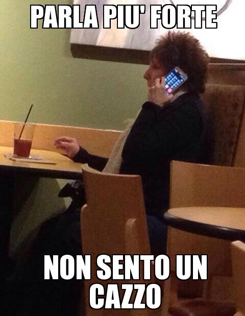 Signora che parla al telefono messo al contrario