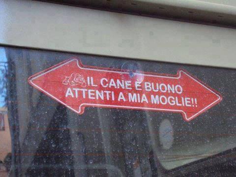 Cartello che invita a fare attenzione alla moglie