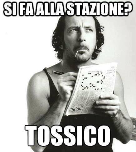 Uomo che fa le parole crociate