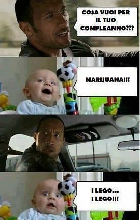 Foto Divertente: Bambino in macchina che chiede marijuana