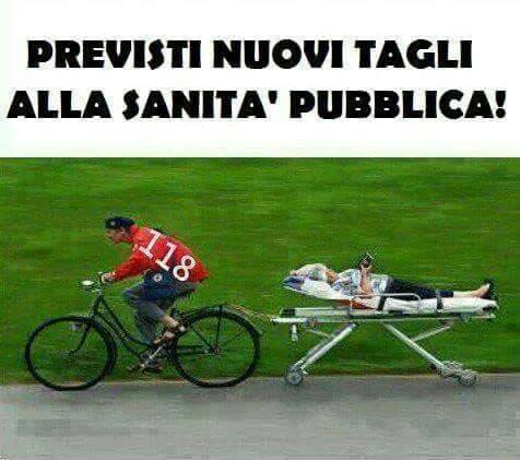Foto Divertente: Ciclista che trascina una barella
