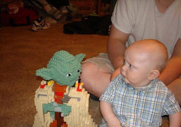 Foto Divertente: Bambino impaurito da un personaggio della lego