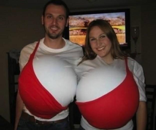 Foto Divertente: Ragazzo e ragazza travestiti da reggiseno