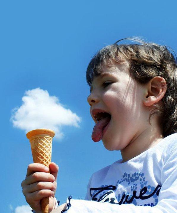 Foto Divertente: Bambino che si mangia un cono gelato alla nuvola